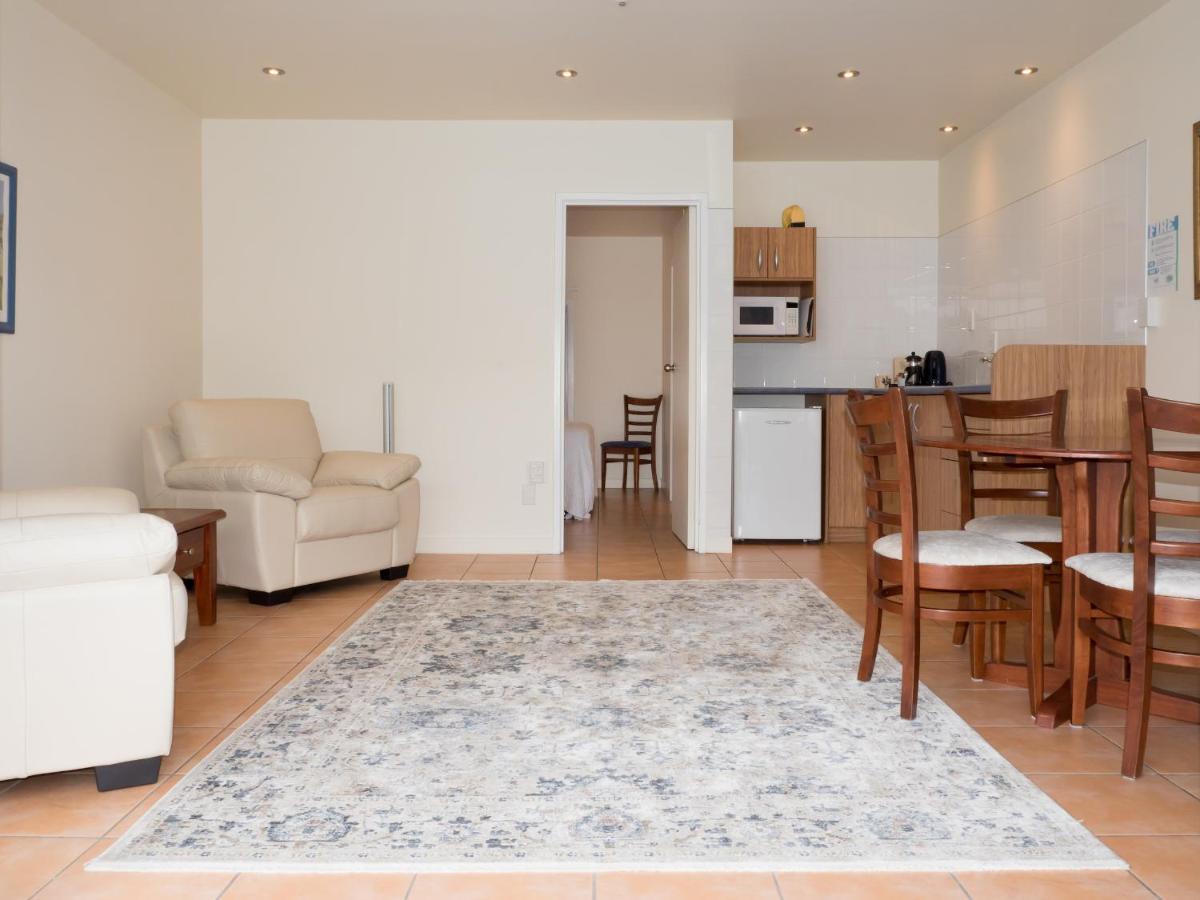 Commodores Lodge Ръсел Екстериор снимка