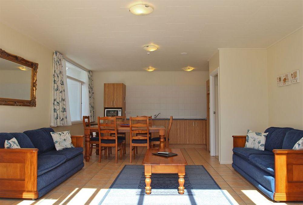 Commodores Lodge Ръсел Екстериор снимка